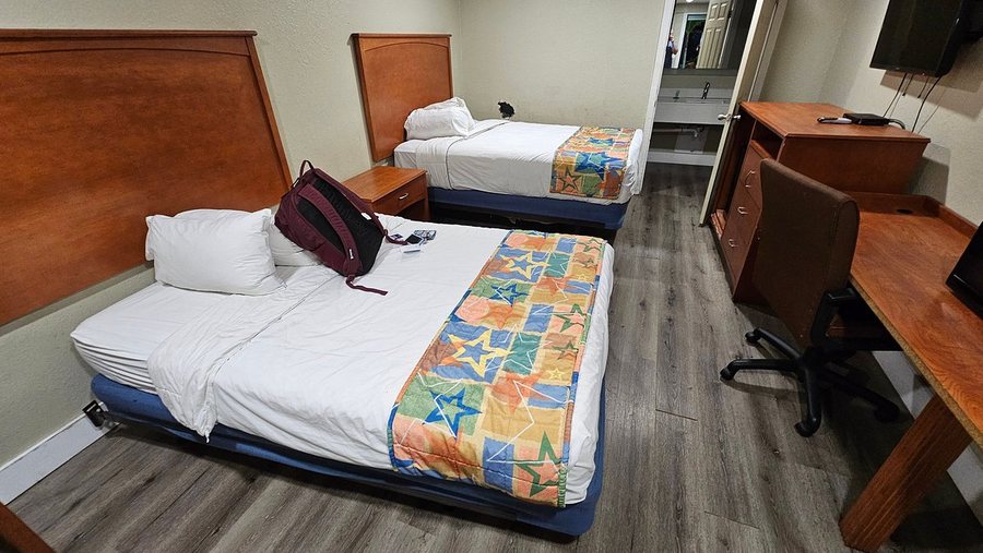 Travelodge Suites by Wyndham East Gate Orange — Guest room