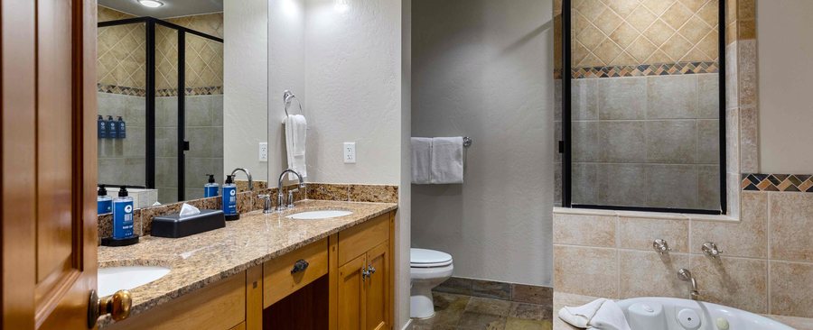Treasure Mountain Inn — Bathroom