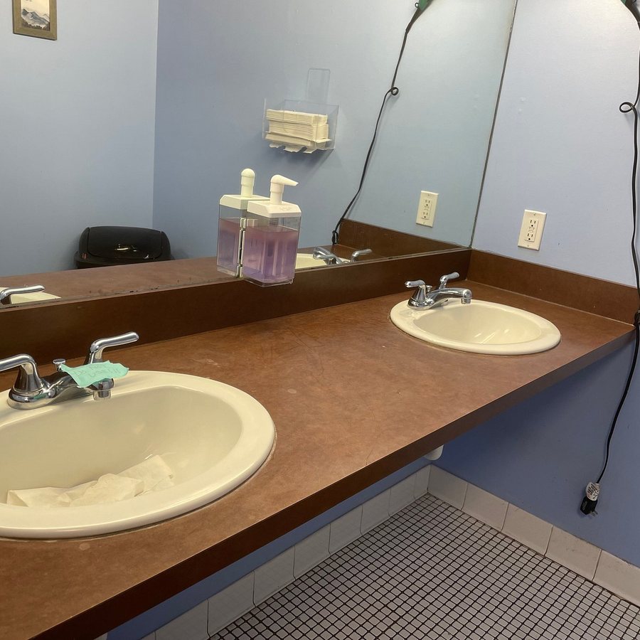 Treasure State Hostel — Bathroom