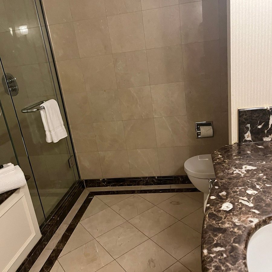 Treasury Hotel Brisbane — Bathroom