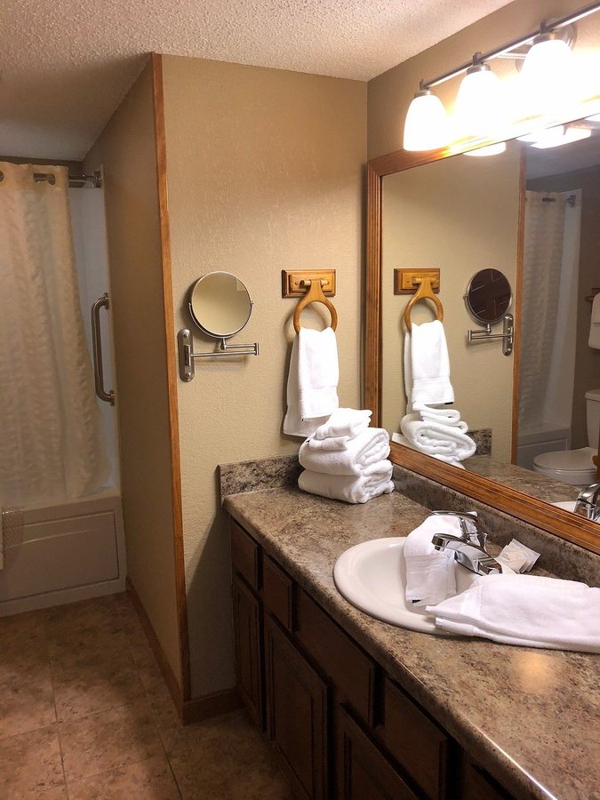 Tree Tops Resort — Bathroom