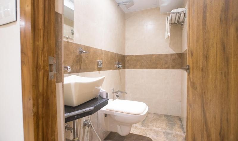 Treebo Amber International Mumbai International Airport T2 — Bathroom