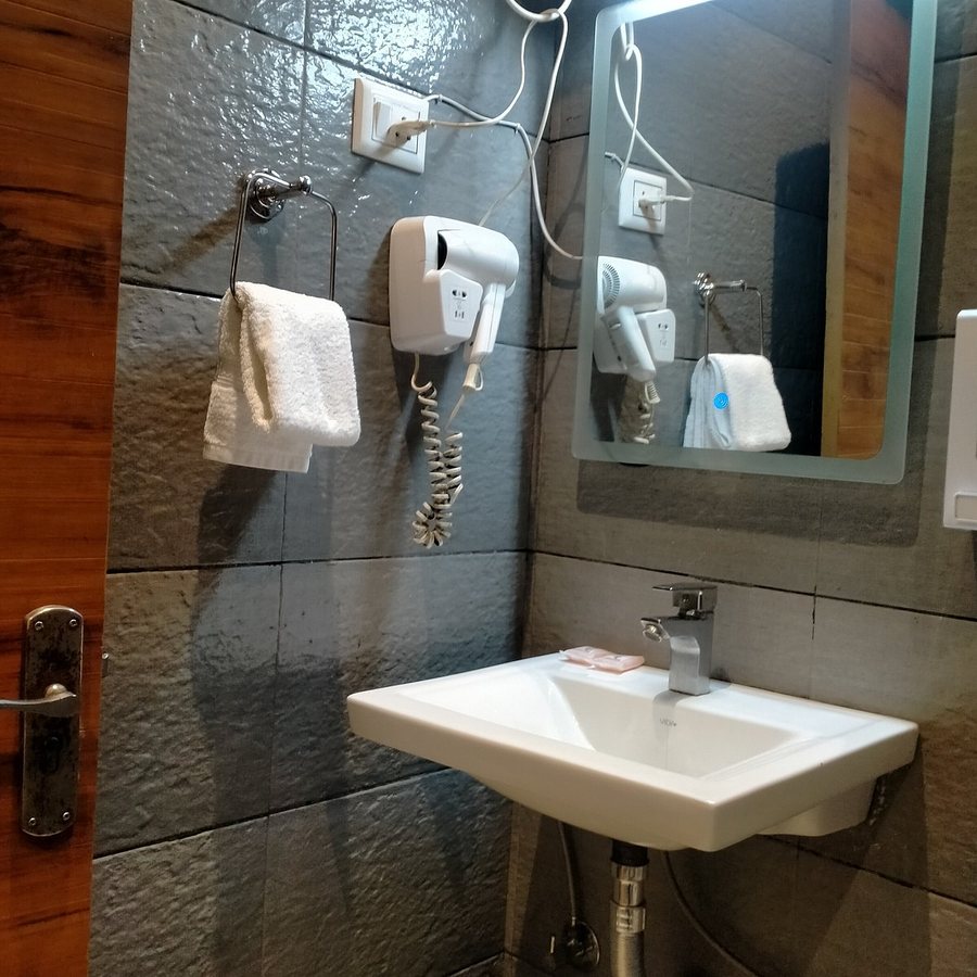 Treebo Premium Royal Gold Palace — Bathroom