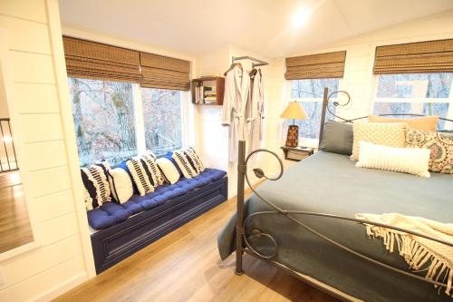 Treehouse Condominiums — Guest room