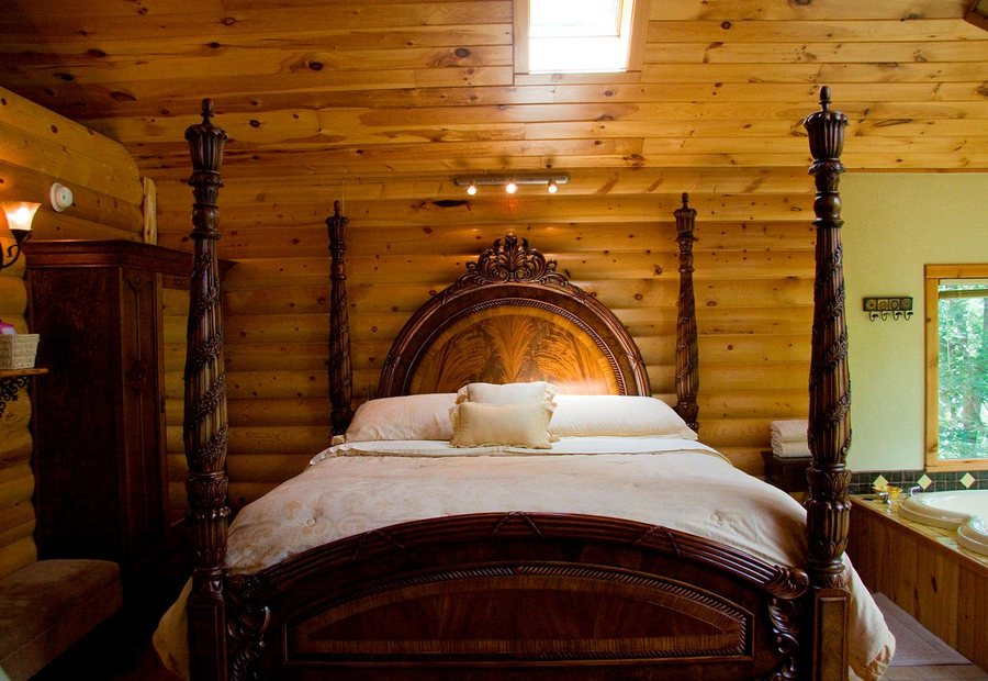 Treehouse Cottages — Guest room