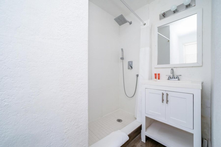 Treehouse Studio Hotel Miami Florida — Bathroom