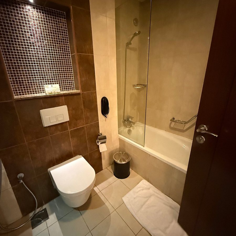 Treppan Hotel Suites by Fakhruddin — Bathroom