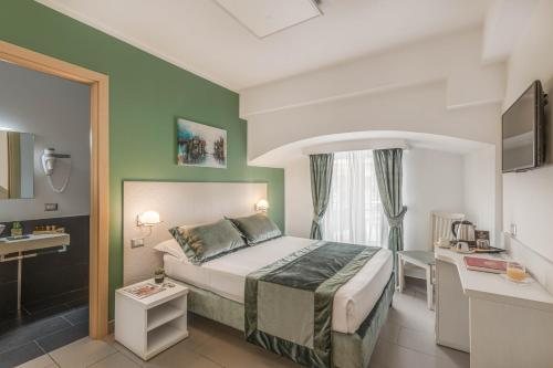 Trevi Palace Hotel — Guest room