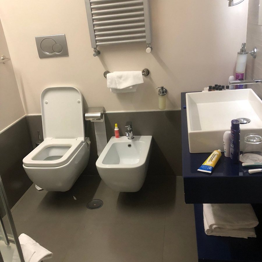 Trevi Palace Luxury Inn — Bathroom