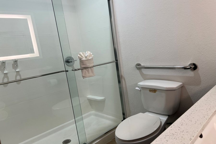 Tri State Extended Stay Motel — Bathroom