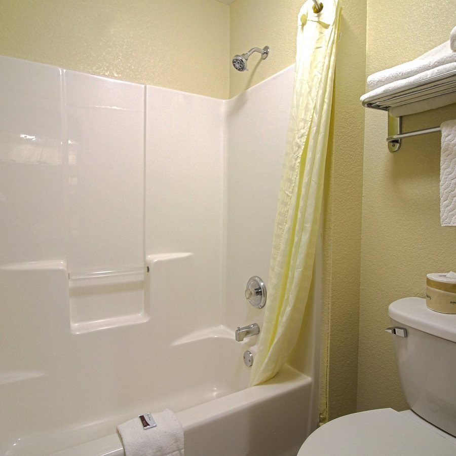 Triangle Inn Motel — Bathroom