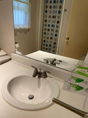 Triangle Motel — Bathroom