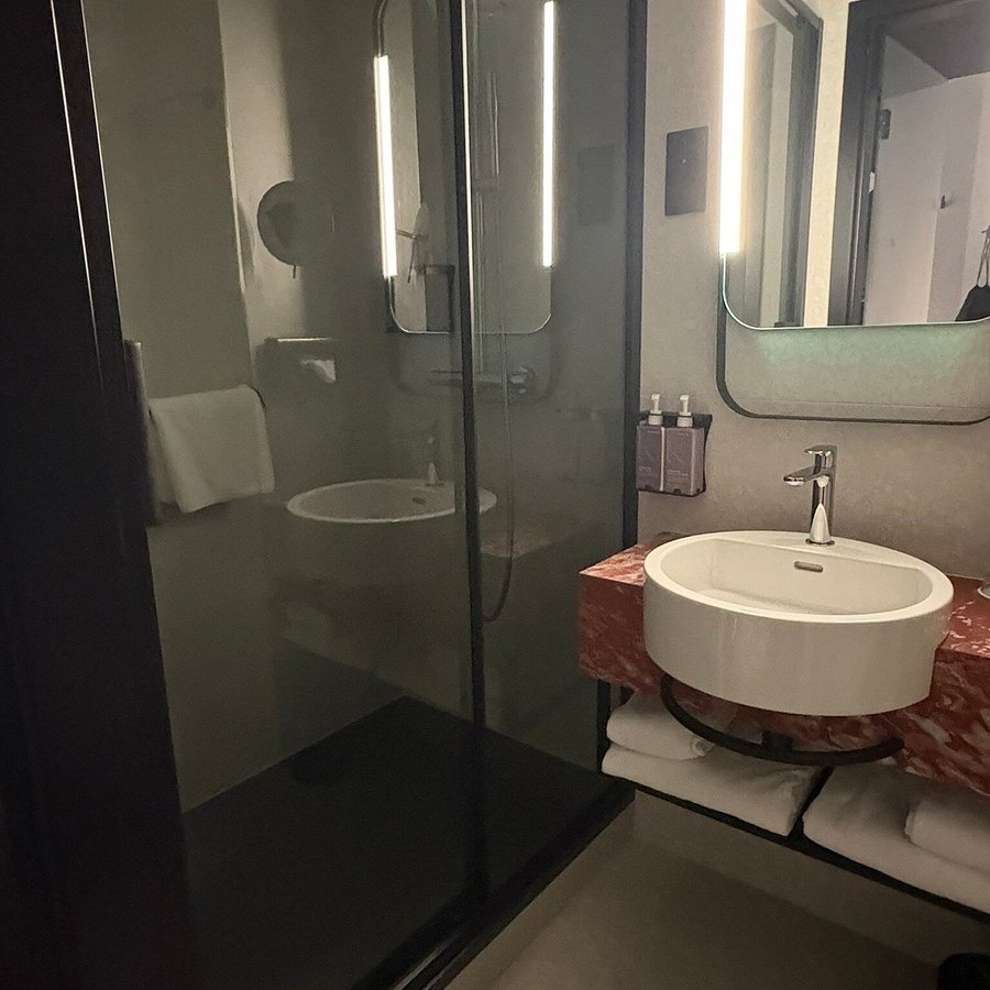 TRIBE Budapest Stadium — Bathroom