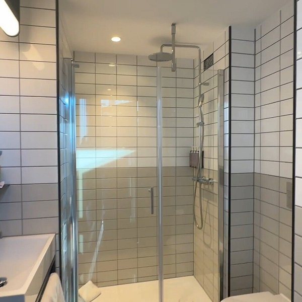 Tribe London Canary Wharf — Bathroom