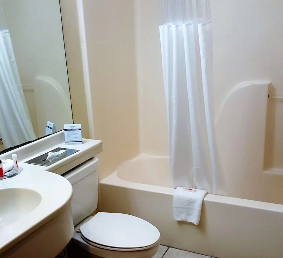 Trident Inn Suites — Bathroom