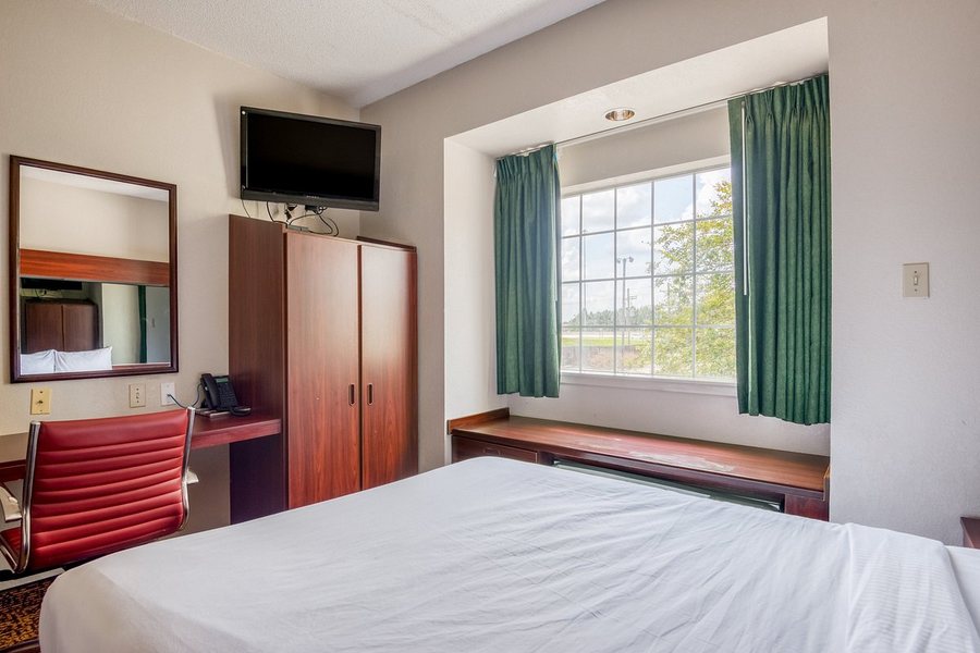 Trident Inn Suites — Guest room