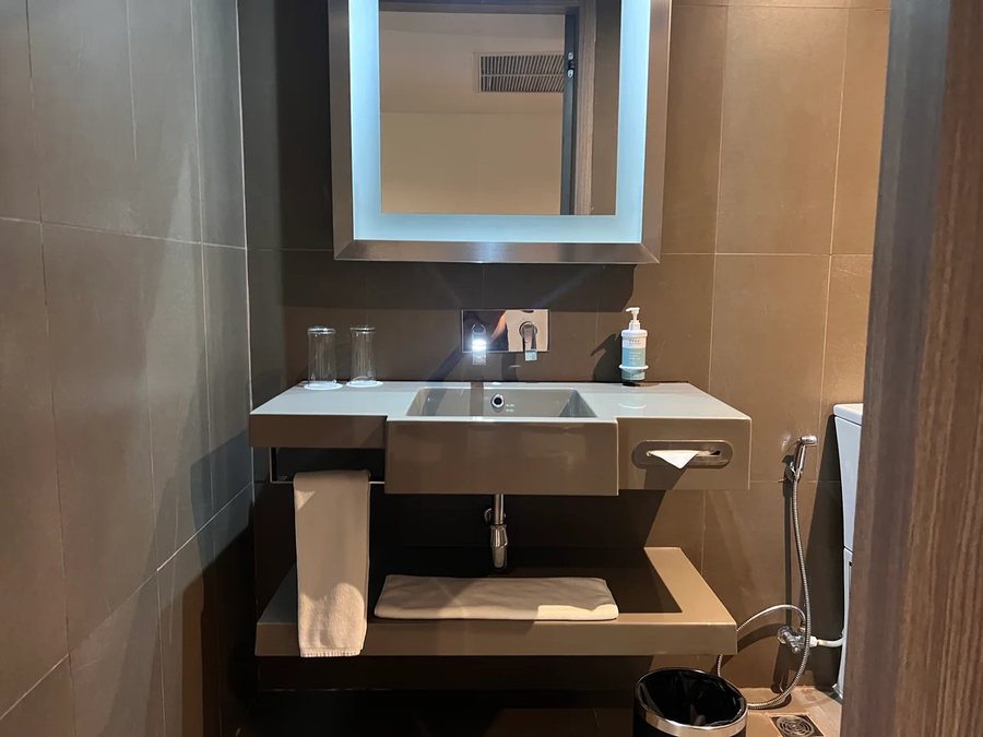 Trinity Silom Hotel — Bathroom