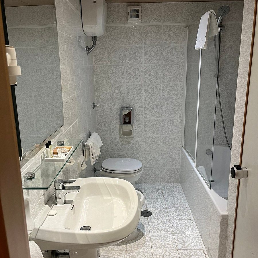 Tritone Hotel — Bathroom