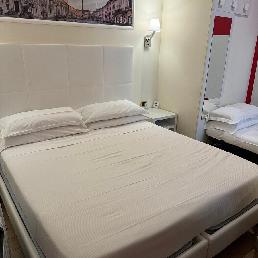 Tritone Hotel — Guest room