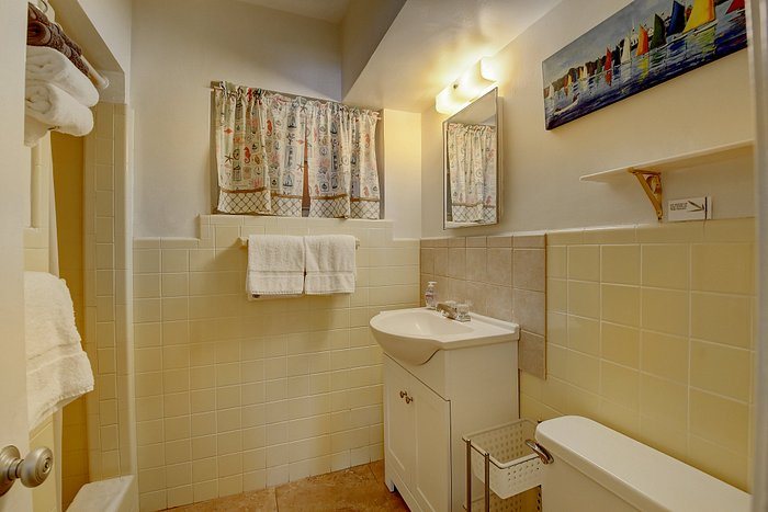 Tropic Isle Beach Resort — Bathroom
