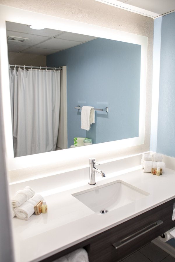 Tropic Seas Resort — Bathroom