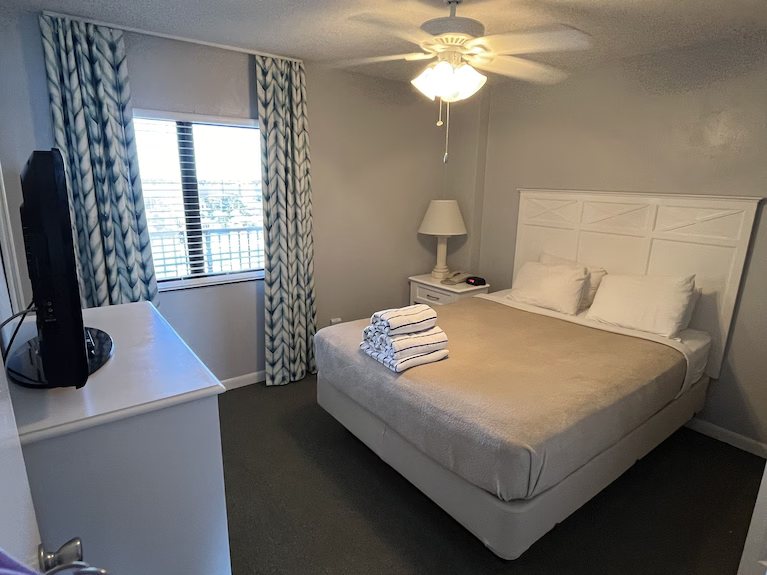 Tropic Shores Resort — Guest room