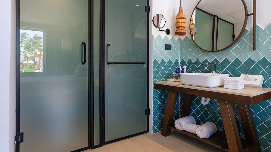 Tropical Deluxe Princess — Bathroom