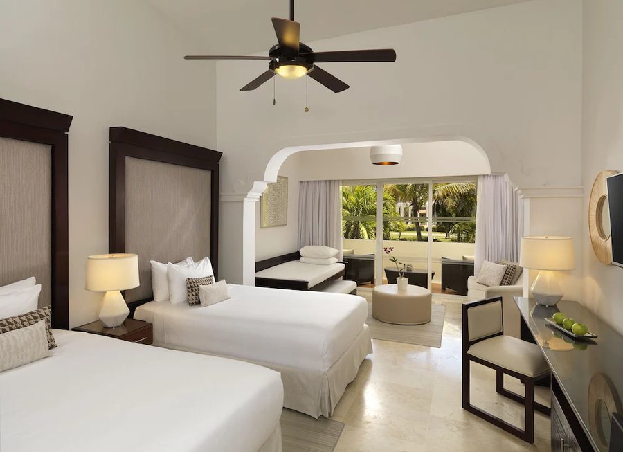 Tropical Deluxe Princess — Guest room