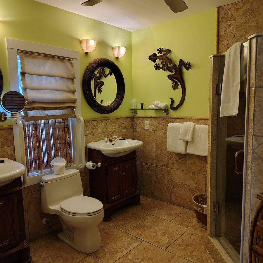 Tropical Inn — Bathroom