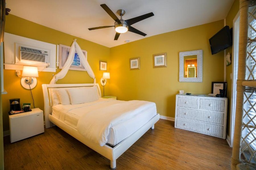 Tropical Inn — Guest room