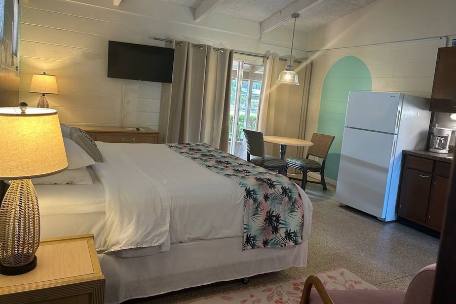 Tropical Resort Marina on Lake Beresford — Guest room