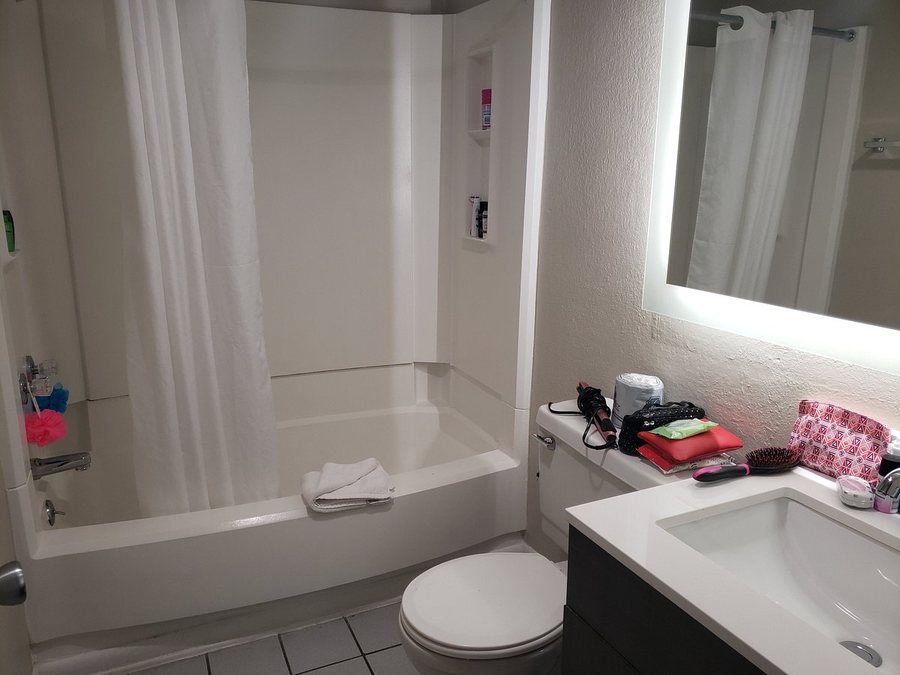 Tropical Seas Hotel — Bathroom
