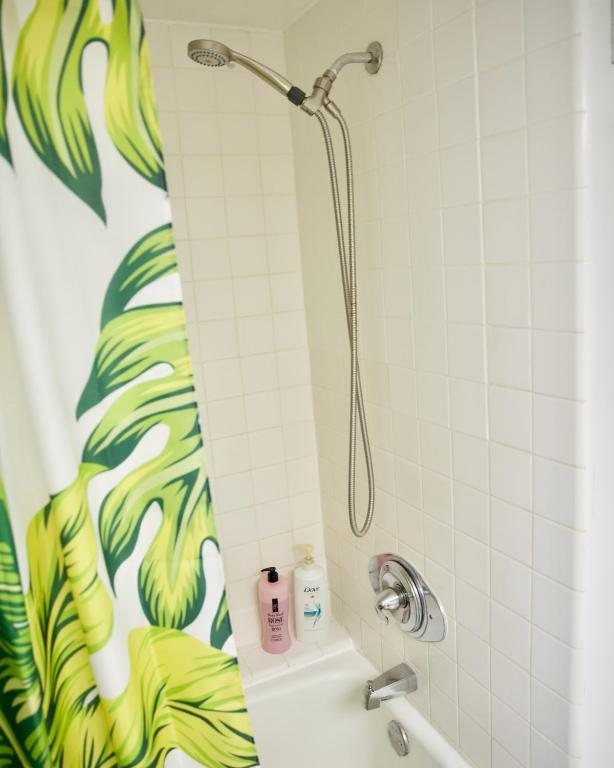 Tropical Studios at Marine Surf Waikiki — Bathroom