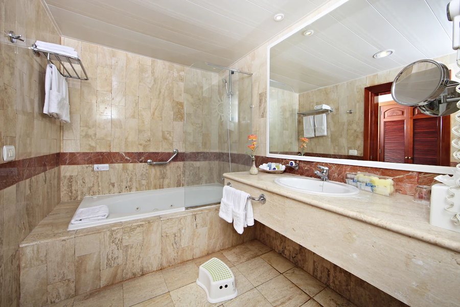 TROPICANA DELUXE BEACH CLUB SPA — Bathroom