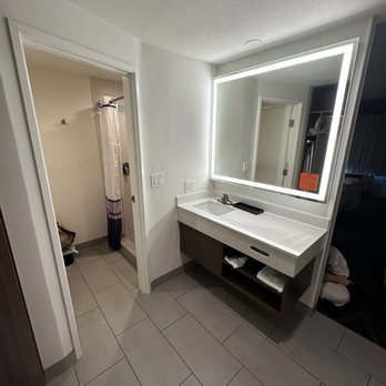 Tropicana Inn and Suites — Bathroom