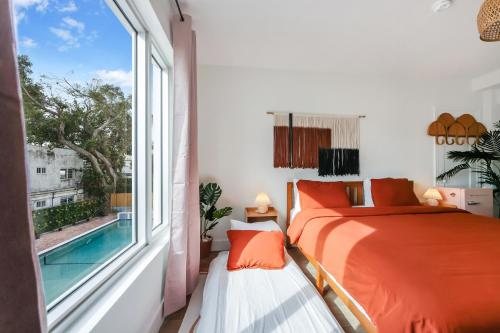 Tropics Hotel Miami Beach Florida — Guest room