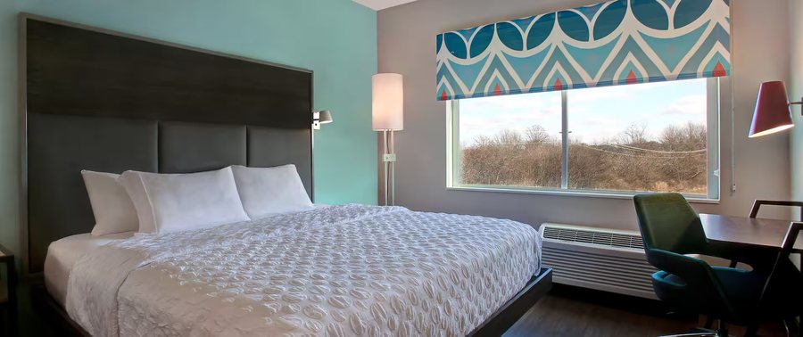 Tru by Hilton Alcoa Knoxville Airport — Guest room