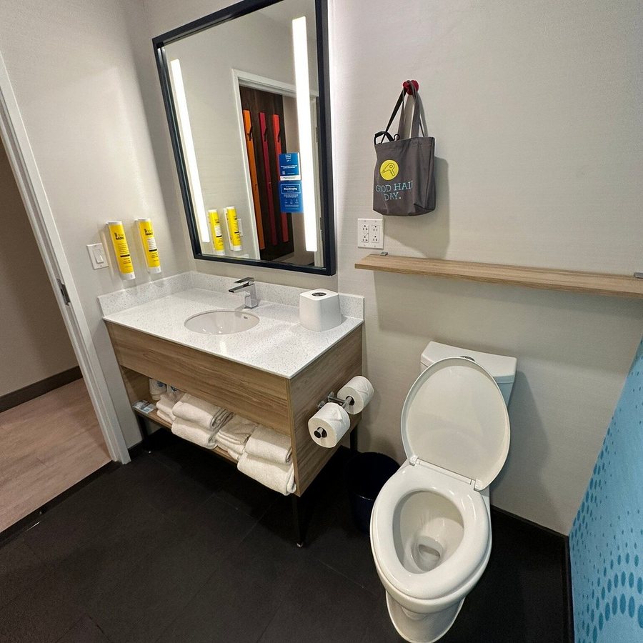 Tru by Hilton Amarillo West — Bathroom