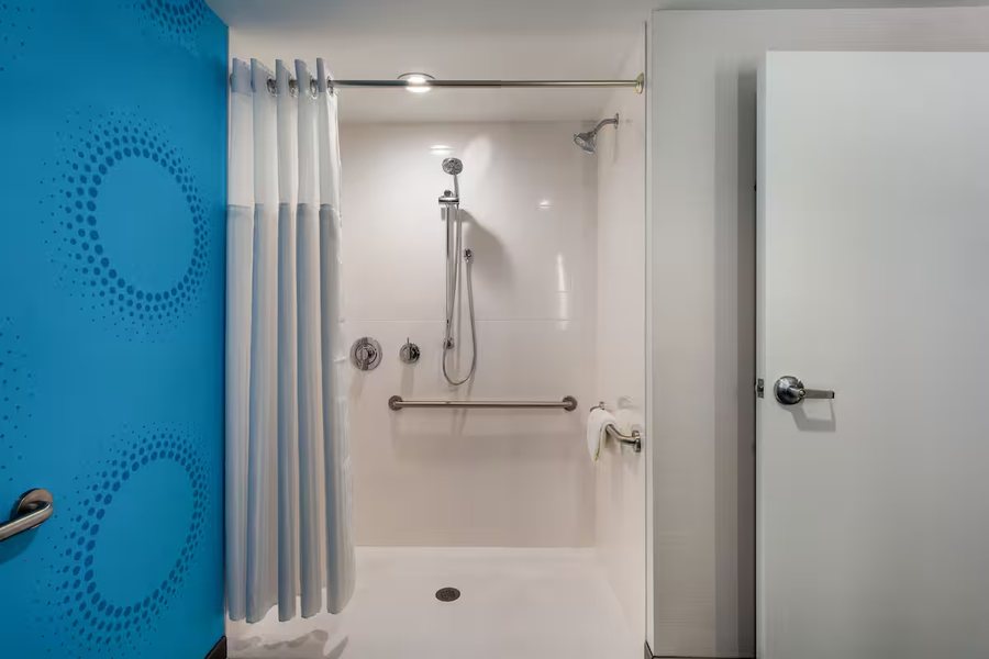 Tru by Hilton Ashland — Bathroom
