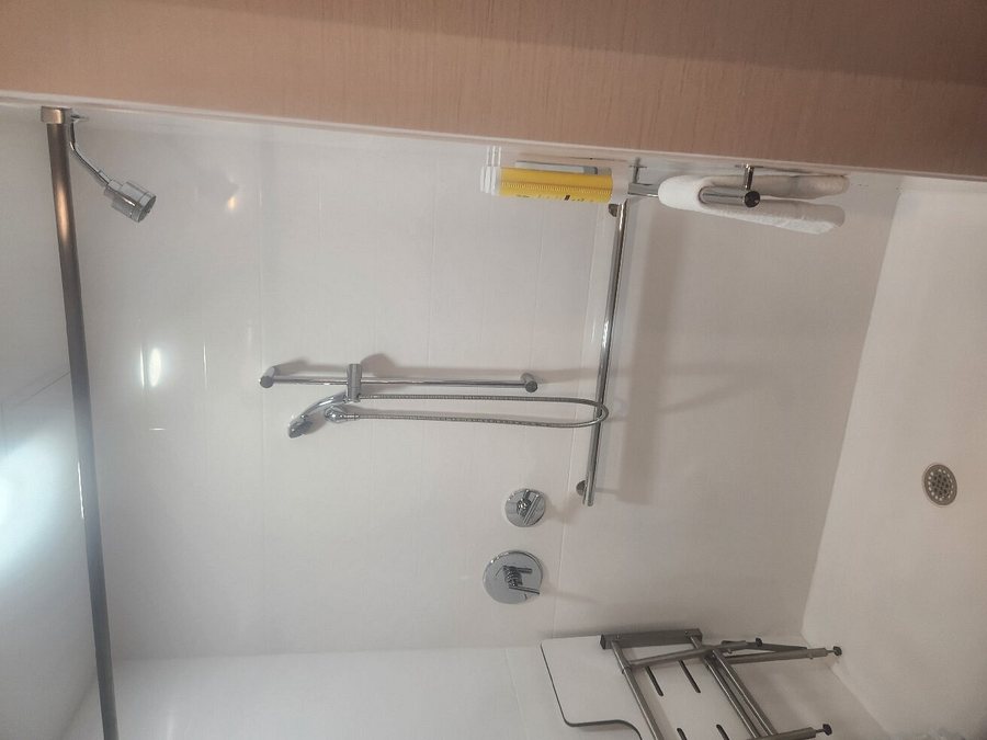 Tru by Hilton Atlanta Northlake Parkway — Bathroom