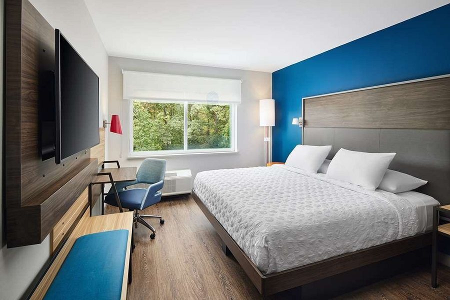 Tru by Hilton Atlanta Northlake Parkway — Guest room