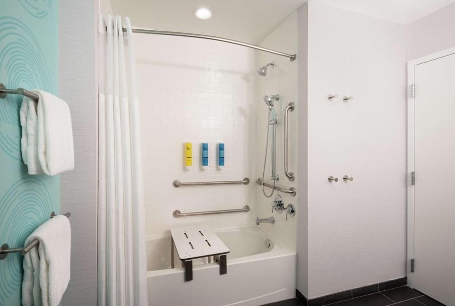 Tru by Hilton Baltimore Harbor East — Bathroom