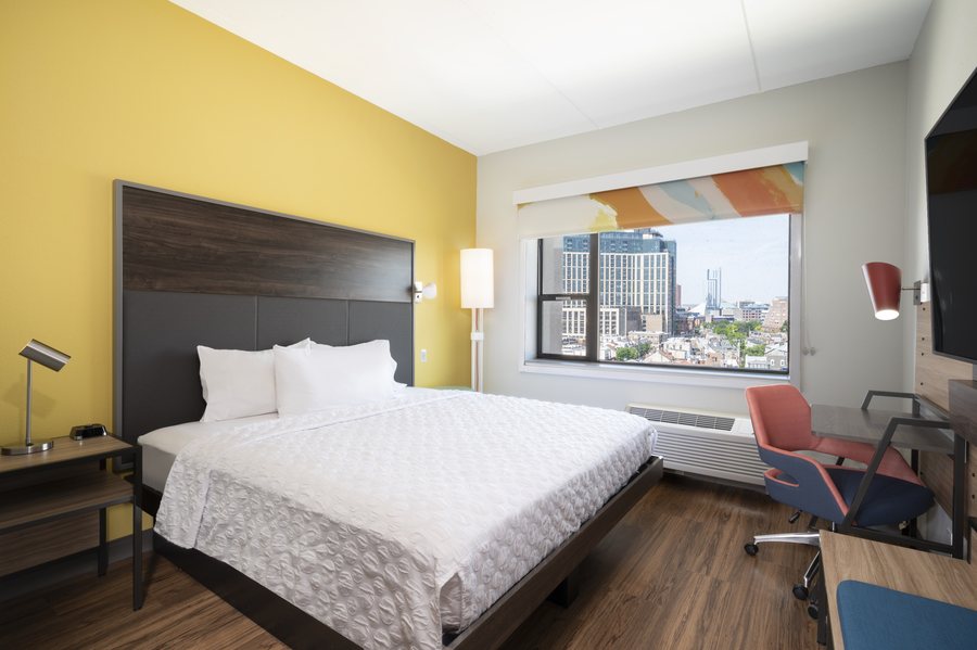 Tru by Hilton Baltimore Harbor East — Guest room