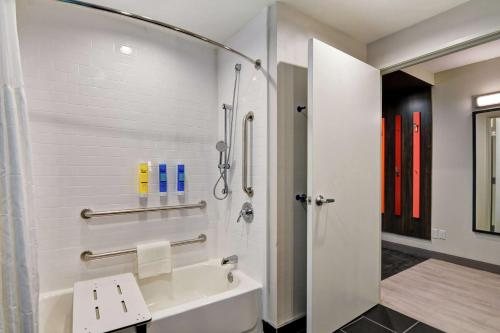 Tru by Hilton Baton Rouge Citiplace — Bathroom
