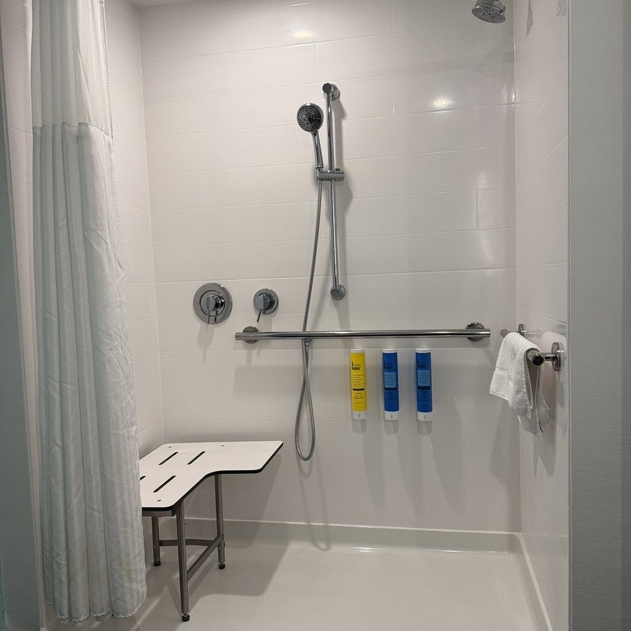 Tru by Hilton Beavercreek Dayton — Bathroom