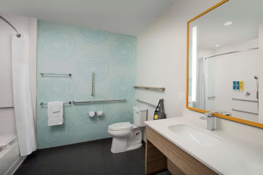 Tru by Hilton Beckley — Bathroom