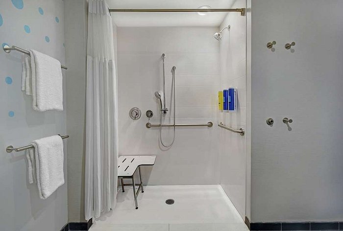 Tru by Hilton Burlington — Bathroom
