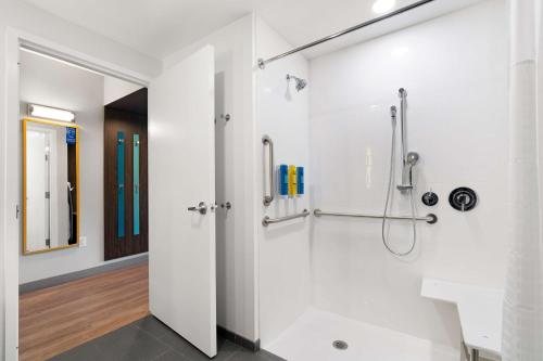 Tru by Hilton Cartersville — Bathroom
