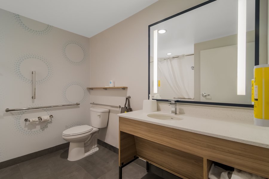 Tru by Hilton Cedar Rapids Westdale — Bathroom