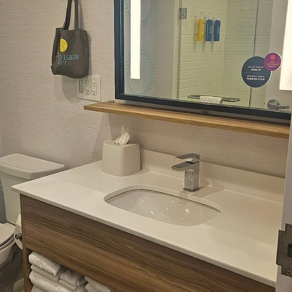 Tru By Hilton Charlotte Airport Lake Pointe — Bathroom